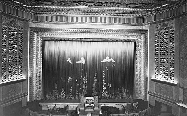 Plaza gilded proscenium with house tableaux and orchestra pit - Opening day - October 7th 1932